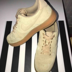  - köpt i våren,  sälja denna fina, mjuka skor pga lite för stora   bilden ser ut konstiga färger, men i verkligen ser ut beige               frakt ingår ! 