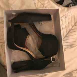  - Märke: Tiamo. Från Scorett, köpta för 599:-. Aldrig använda på grund av att de är för stora för mig, precis som nya! 