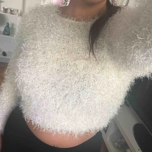  - Fluffig snygg tröja från h&m. Fint skick. Köparen står för frakten.