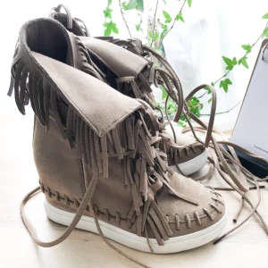  - Fina wedge heels sneakers. Älskar dem men tyvärr för små. Använda endast en gång. Nypris 850kr❤️ (strl 36 men kan också passa en 37a tror jag)