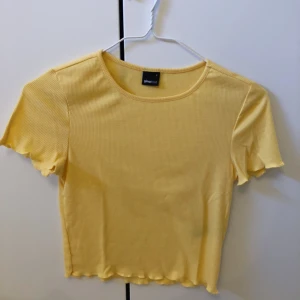  - Cropped topp från Gina Tricot. Använd 1 gång. 🤗