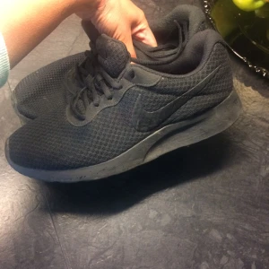  - Säljer min killes Nike skor .. Stl 43 tillkommer 59kr i frakt 