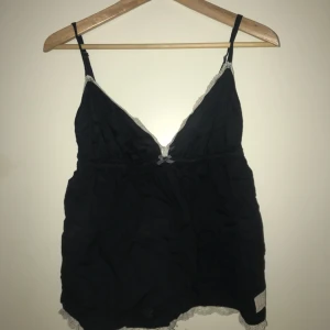  - Odd molly linne, marinblått, ett litet hål i som jag fösökt ta bild på men vilket inte syns så mycket, storlek 2 motsvarar typ M