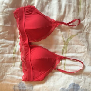  - Röd bralette från HM, knäppe i ryggen och lite vadderade kupor.