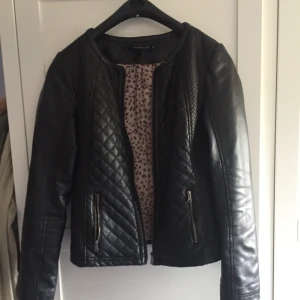  - Jättefin figursydd skinnjacka från Escandelle. Kan skickas mot fraktkostnad annars hämtas den i Norrköping alt Linköping. 