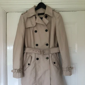  - Inköpt för 3-4 år sen på Zara, sparsamt använd. Superfin modell och i bra skick dock finns det några streck på vänsterarmen (se bild). Jag har aldrig sett dem tidigare men synade den väldigt noga.