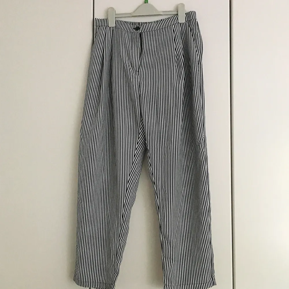 randiga kostymbyxor från monki, supersnygga och bekväma i materialet. helt oanvända och säljes pga köpte i fel storlek. kan mötas upp i lund annars frakt på 58 kr 💌. Jeans & Byxor.