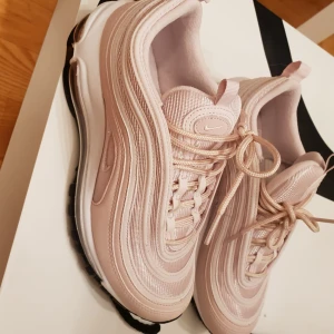  - Strlk 39, endast använda en gång. Lite små på mig :( Rosa/Vita.