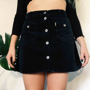  - Snygg sammetskjol från Replay. Det är en snygg, vippkjol med detaljer som om den vore en jeanskjol. Den är i mycket bra skick. Köparen står för frakt :)