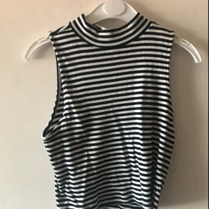  - Linne från HM, blå- och vittrandigt. Passar både S och XS. Tar Swish!