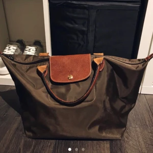  - Jättefin Longchamp väska, köparen står för frakten!