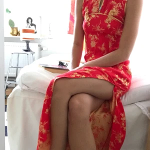  - Asiatisk klänning i rött och guld, slit i sidan 