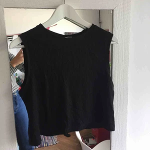  - fint basic linne från weekday, storleken är xs men den är ganska oversize i modellen