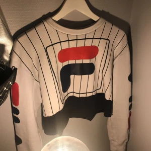  - Avklippt fräsch FILA sweatshirt, superfin till chunky sneakers! Superfin till ”streetstyle garderoben”