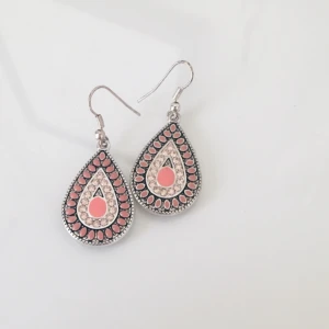  - Jättefina örhängen i rosa toner! Rensar bland mina smycken så kolla gärna in mina andra annonser