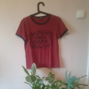  - Mörkt roströd raglantshirt med mörkblå kanter från Monki.  Inte använd mycket så passform och tryck är fortfarande fint, ej urtvättad på något sätt alltså! 