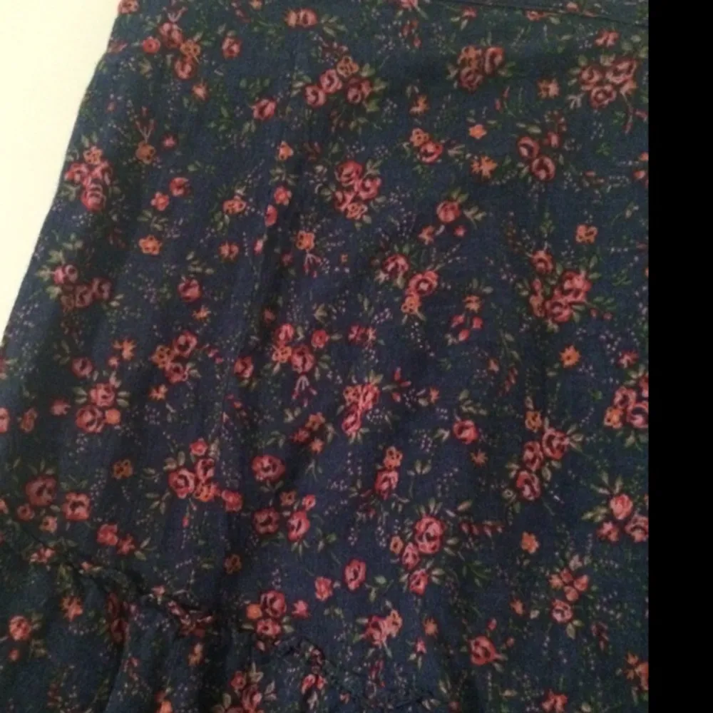 Blommig kjol från HM logg, stl 36. Använd men i fint skick :) . Övrigt.