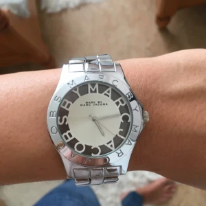  - Säljer en OÄKTA marc by jacobs klocka. Använd ett fåtal ggr. Köpt utomlands!   Priset är exklusive frakt. Finns i Linköping/Norrköping annars! Säljes då den nu är för stor för mig. 