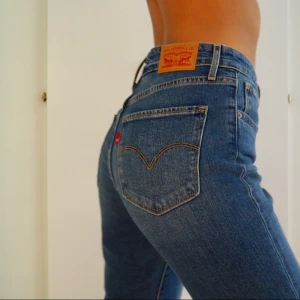  - Riktigt sköna jeans från Levi’s. Modell ”721 High Rise Skinny”. Använda 2 gånger, i ny skick! 