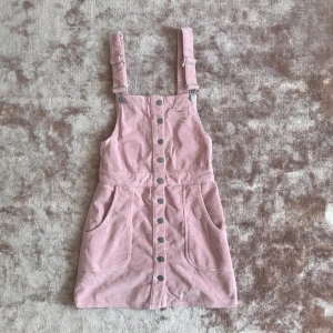  - Kort ljusrosa manchester-klänning  