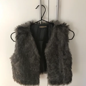 - Fake pälsväst i grå. Endast testad.