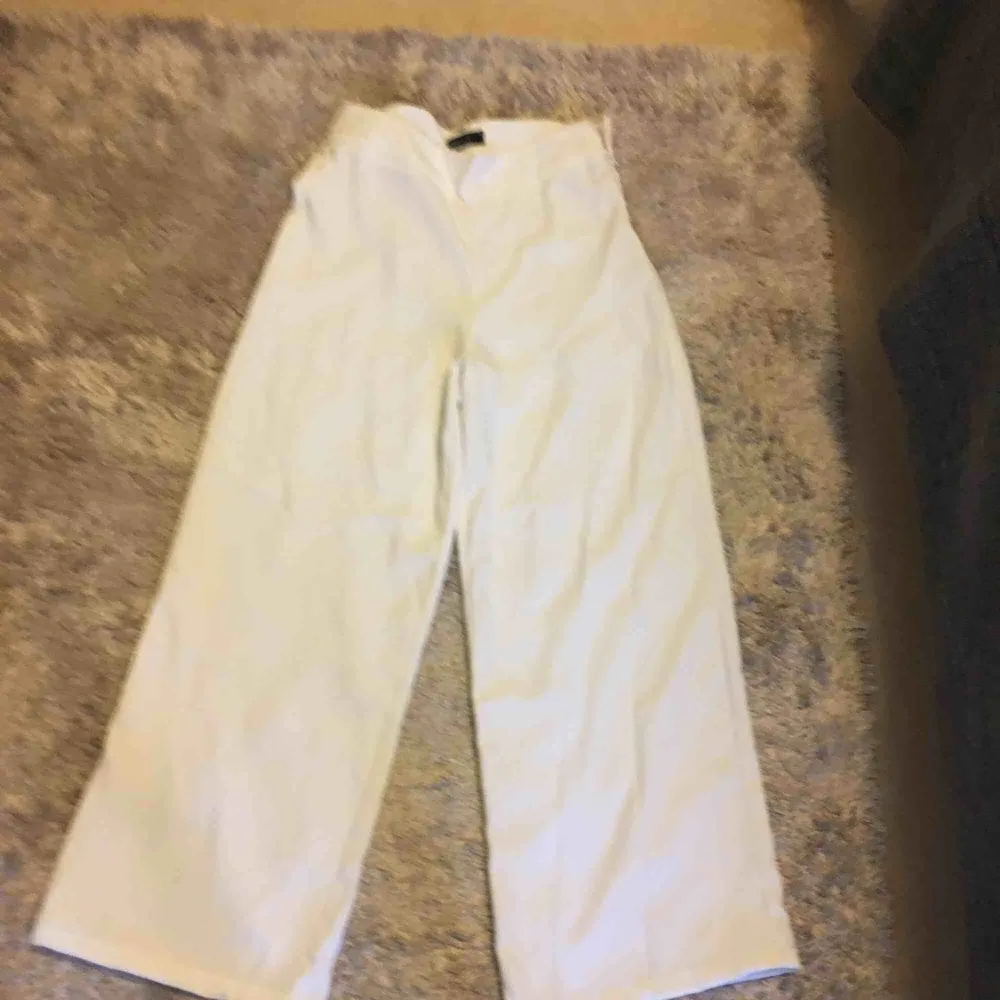 Fina vita byxor oanvända  frakt tillkommer . Jeans & Byxor.
