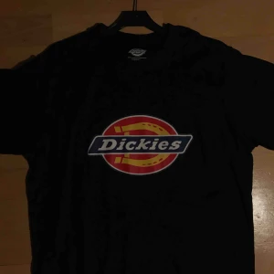  - OBS FRAKT INGÅR:). Svart dickies tröja i storlek M från Urban Outfitters