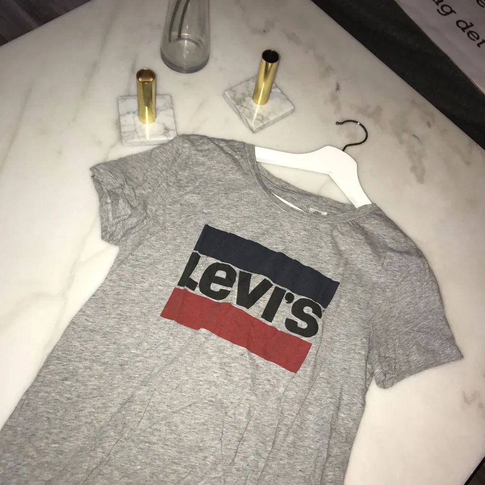 Grå Levis tröja i storlek S, typ helt ny :). Hoodies.