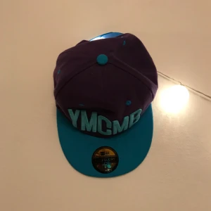  - ❗️Frakt inräknat i priset❗️ Keps köpt på marknad. Kepsen har aldrig kommit till användning och vill helst bara bli av med den.  Passformen är justerbar. Panelen på kepsen är rak. 