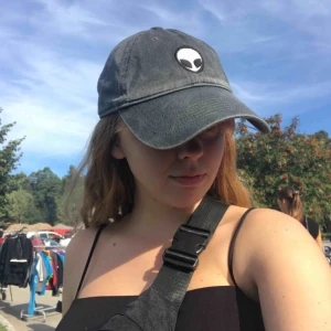  - Populär Brandy Melville keps med Alien tryck på👽 Väldigt bekväm med spänne som går att justera  Köparen betalar frakt men kan även mötas upp om du bor i Gävle