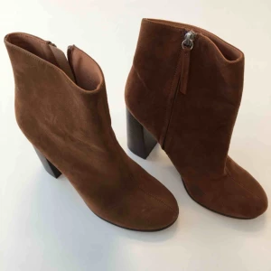  - Damskor från H&M 👢 Storlek 39. Konstläder. Sparsamt använda. Betalning via Swish. Hämtas vid Olivecronas väg 8, mitt emot Sabbatsbergs Sjukhus. Närmsta T-station Odenplan. Alternativt skickas mot fraktavgift 📦