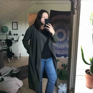  - Säljer min gröna trenchcoat från Vero Moda i storlek 40. Kan antingen mötas upp i Ulricehamn eller så står köparen för frakten🌸