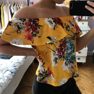  - Top från Gina tricot som endast är använd vid ett tillfälle! Frakten ingår 😌