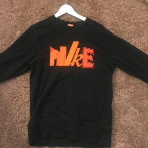  - Köpte denna Nike sweater i en vintagebutik i London för 600kr. Använd en gång av mig annars ligger den bara i min kära garderob vilket e tråkigt. Hmu om Du är intresserad :))) möts i Sthlm 