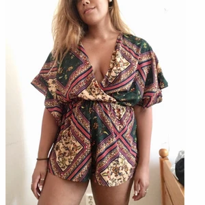  - SUPERFIN jumpsuit i nyskick.   Kan mötas upp i Stockholm annars står köparen för frakten.