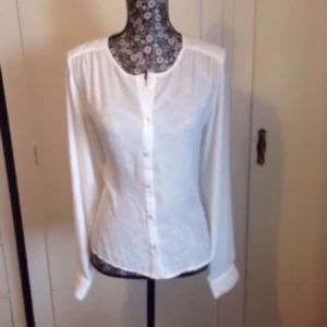  - Ursnygg blus från bikbok!      Prislapp kvar, inte ens provad.