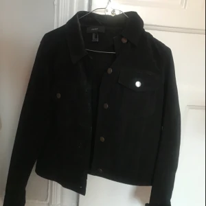  - Jacka i äkta mocka från forever 21. Så snygg! Rak och stabil, typ ”jeansjackamodell”