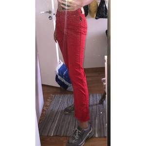 Supersnygga Vintage Jeans från Armani Jeans i rött. Storlek 29, Köpta för 500kr, använt dom max 5 ggr. Kan mötas i Uppsala alternativt skickas mot frakt.