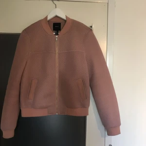  - Knappt använd vår och höstjacka! Köpt i USA förra våren, passar både en S och M, beror på hur man vill att den ska sitta. Supersnygg mörk rosa färg. Kan antigen mötas upp eller så står du för frakten.  