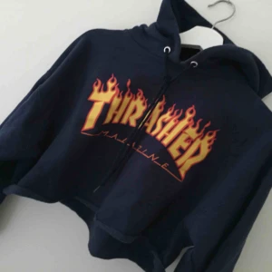  - Avklippt Thrasher hoodie i mörkblått. Frakt tillkommer, går även att mötas upp för överlämning! 💥