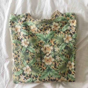  - Långärmad tröja från hype, sparsamt använd storlek small 