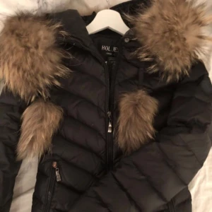  - Hollies jacka i svart, korta modellen! Pälsen är avtagbar (både bollarna och luvan) användes detta året februari-april men är sugen på en annan denna vinter 😊
