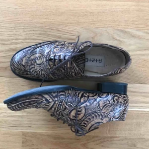  - Ett par handgjorda klassiska damskor i storlek 38 köpta i Milano. Frakt ingår 