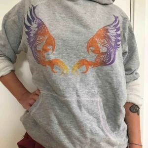  - Grå mjuk tjocktröja, köpt i Canada. Frakt ingår✨