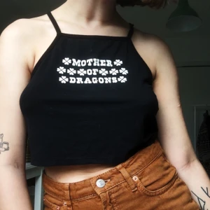  - skönt lätt plagg från OMIGHTY! ”mother of dragons” från game of thrones eller om du bara gillar drakar helt enkelt! 🌟 i använt men fint skick!