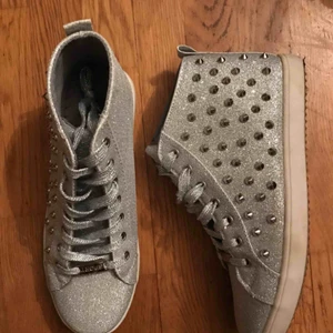  - Silver glitter sneakers med nitar, storlek 38. Köpta i Italien.
