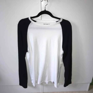  - nice carhartt tröjja, köpt på junkyard, tyvärr för stor på mig är generellt storlek M! frakt är inräknat i priset, betalning sker via swish! 