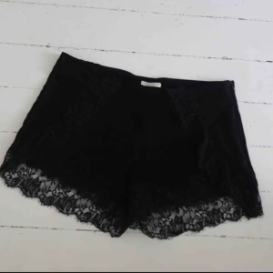  - Söta svarta shorts med spets, säljer dessa pga för liten strl