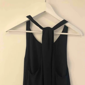  - Svart klänning från twist and tango i en rak modell som är längre bak än fram. Framsidan slutar precis över knäna. Fin detalj i ryggen. Aldrig använd köparen står för frakt.