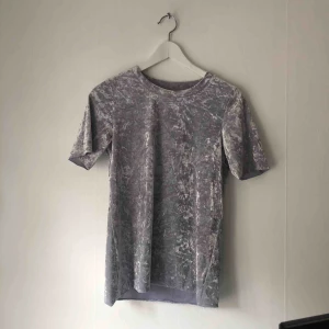  - Ljuslila t-shirt, använd en gång. 